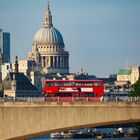 London St Paul und Doppeldeckerbus (2015)