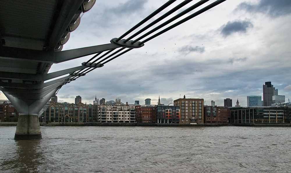 London Stadtansichten - unter der Millenniumbridge