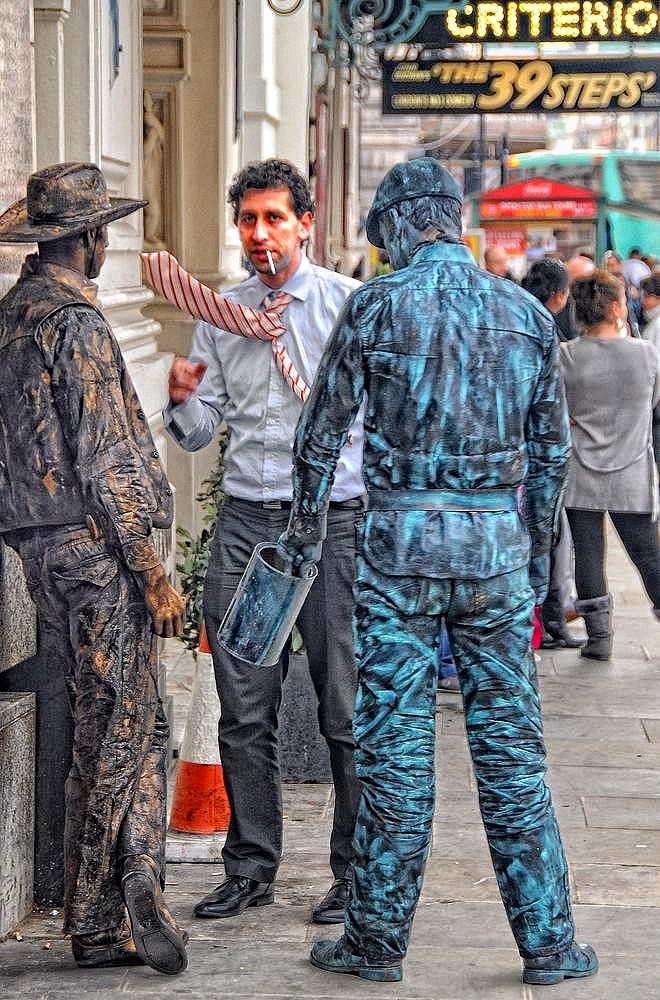 London:  Streetworker am Picadilly Circus