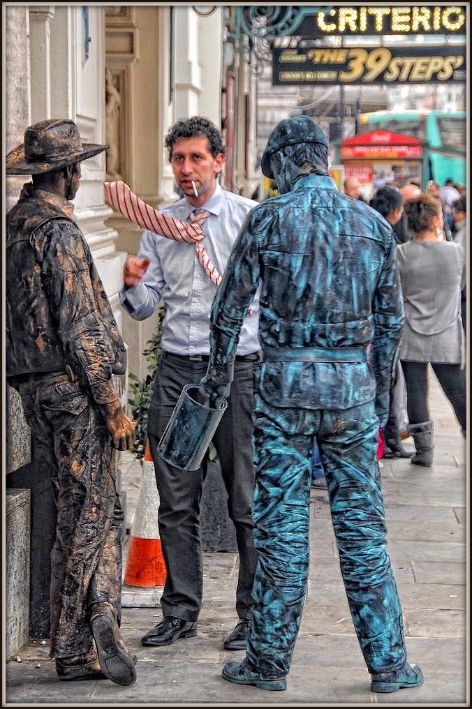 London  -  Streetworker am Piccadilly Circus