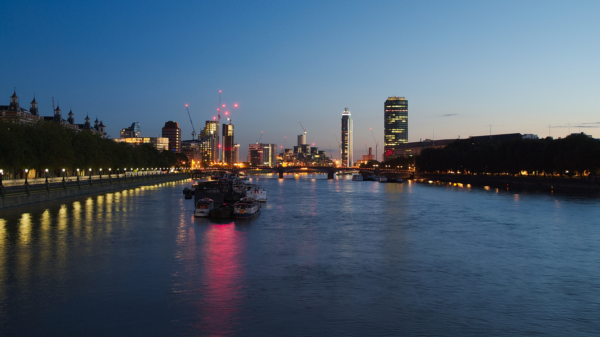 London - the Themse in the evening