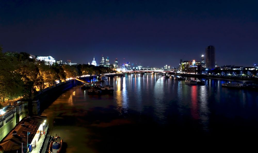 London Themseufer bei Nacht - Panorama Citylights