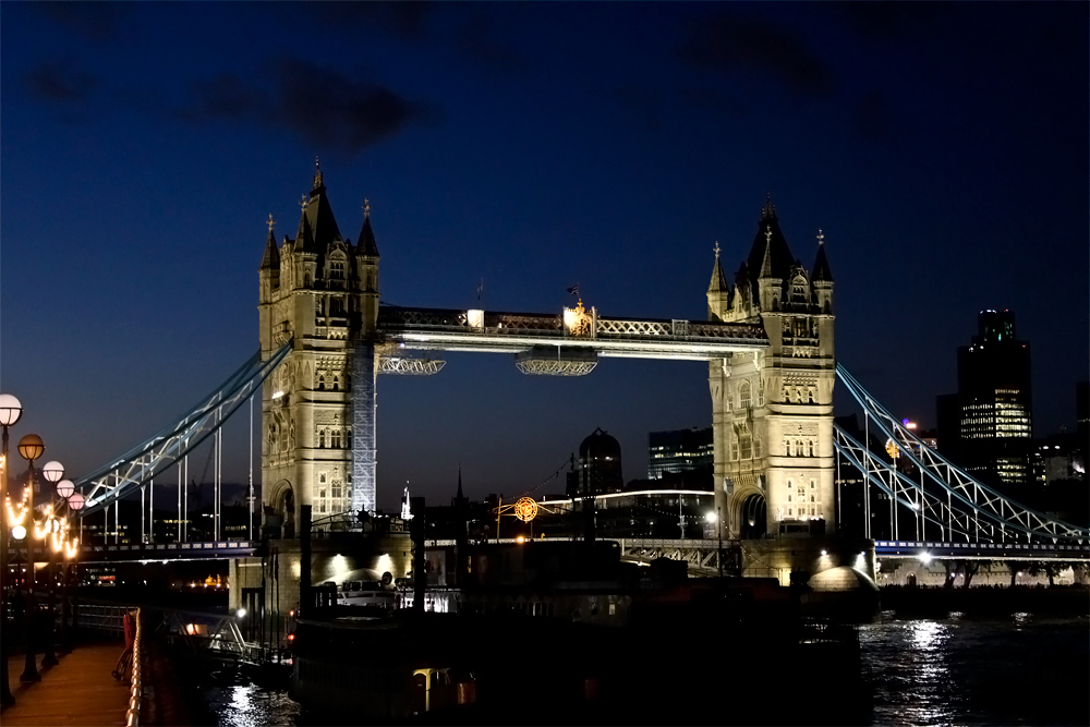 London Tower Bridge bei Nacht