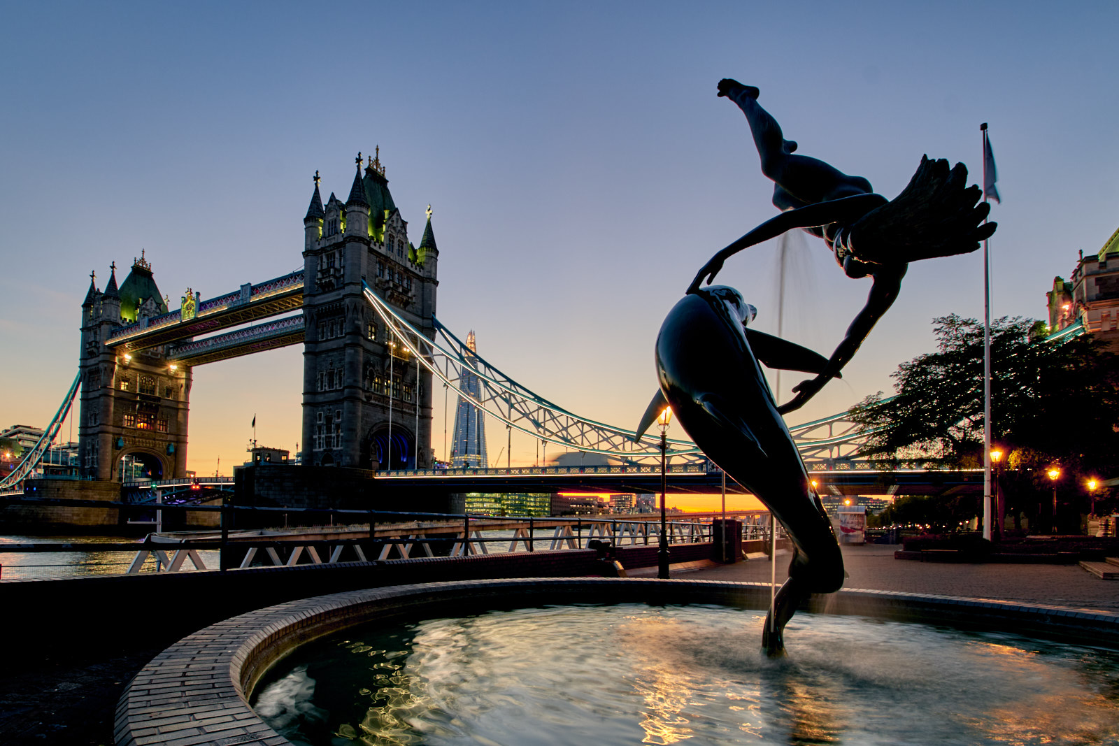 London Tower Bridge & Mädchen mit Dephin