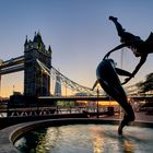 London Tower Bridge & Mädchen mit Dephin