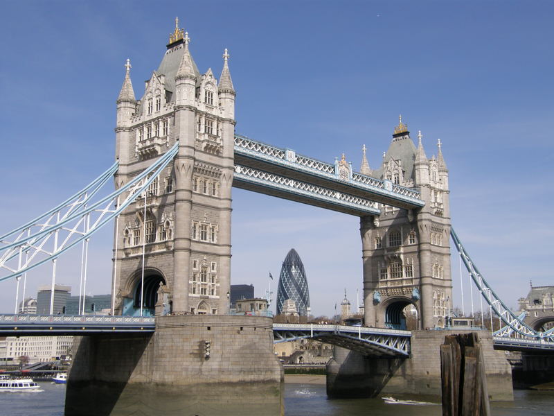 London: Tower Bridge mit Swiss Re Tower in London