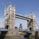 London: Tower Bridge mit Swiss Re Tower in London