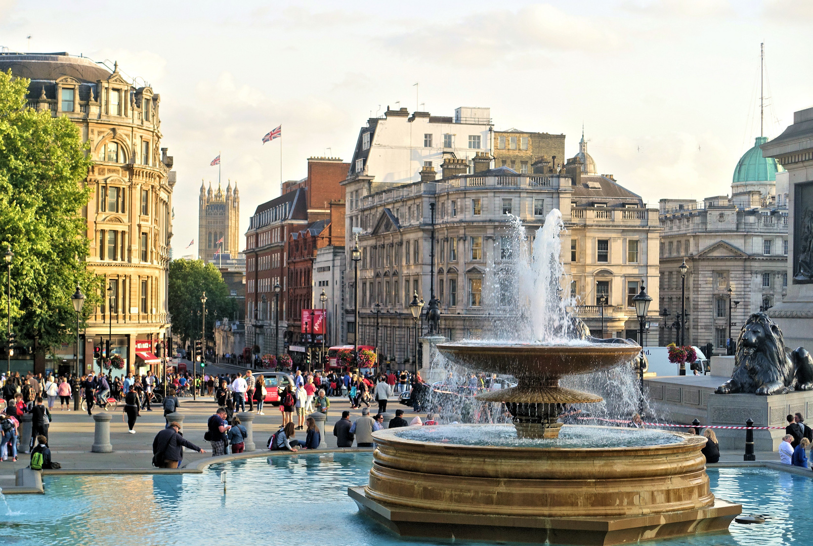 london   trafalgar square - blick aufs parlament 