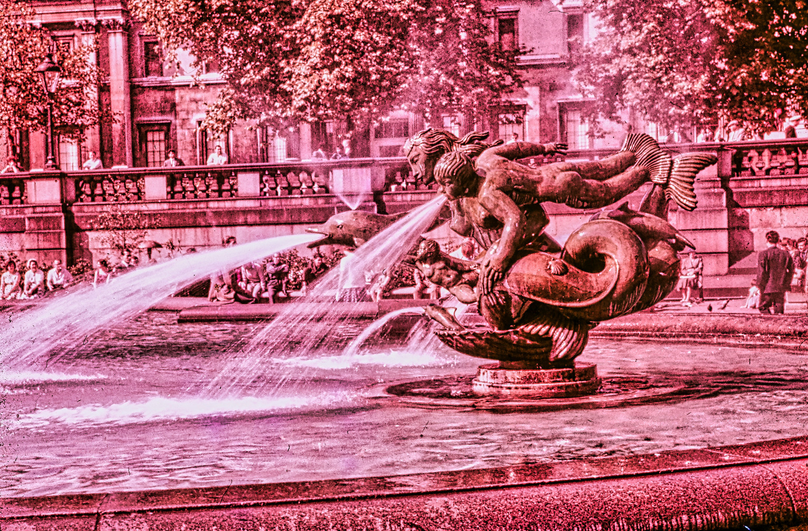 LONDON - Trafalgar Square - Brunnen