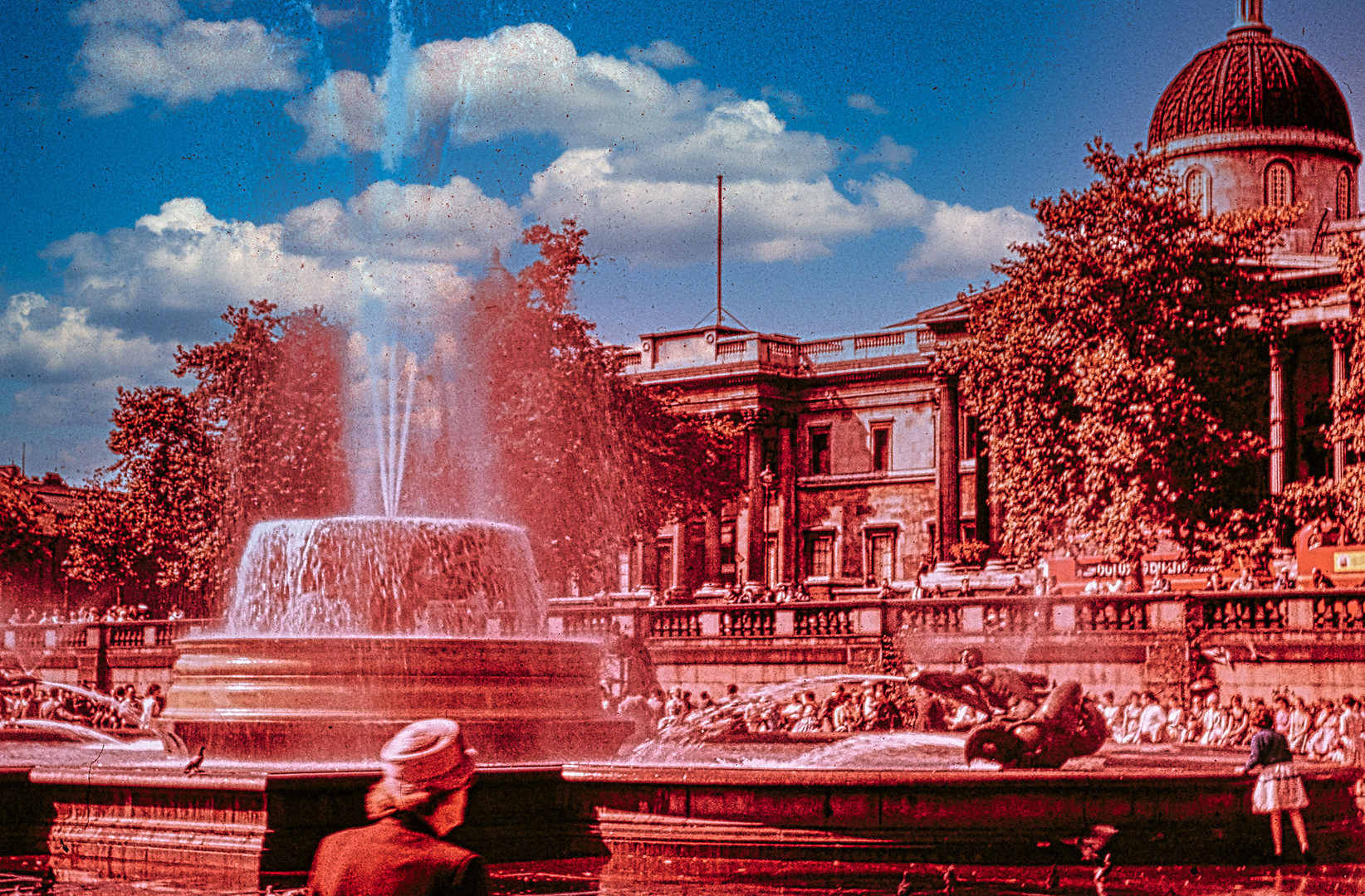 LONDON - Trafalgar Square - Brunnen