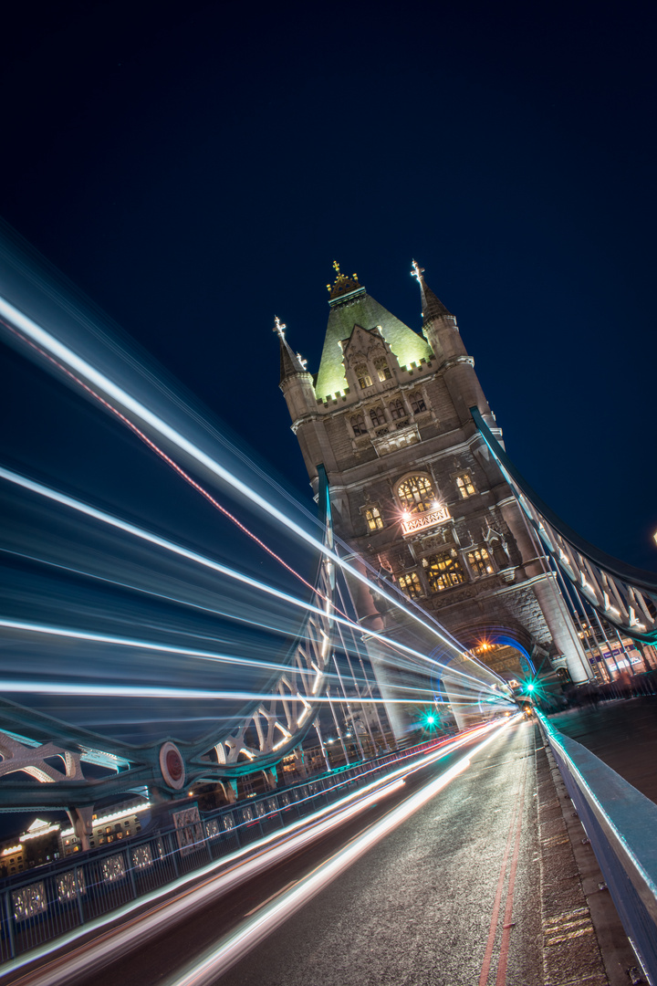 London traffic lights (Tower brige, at Night)