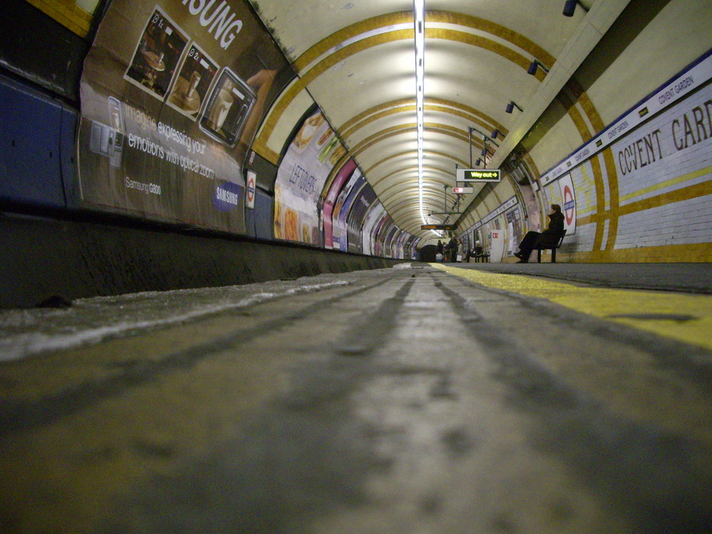 London Transport-The Tube-Covent-Garden
