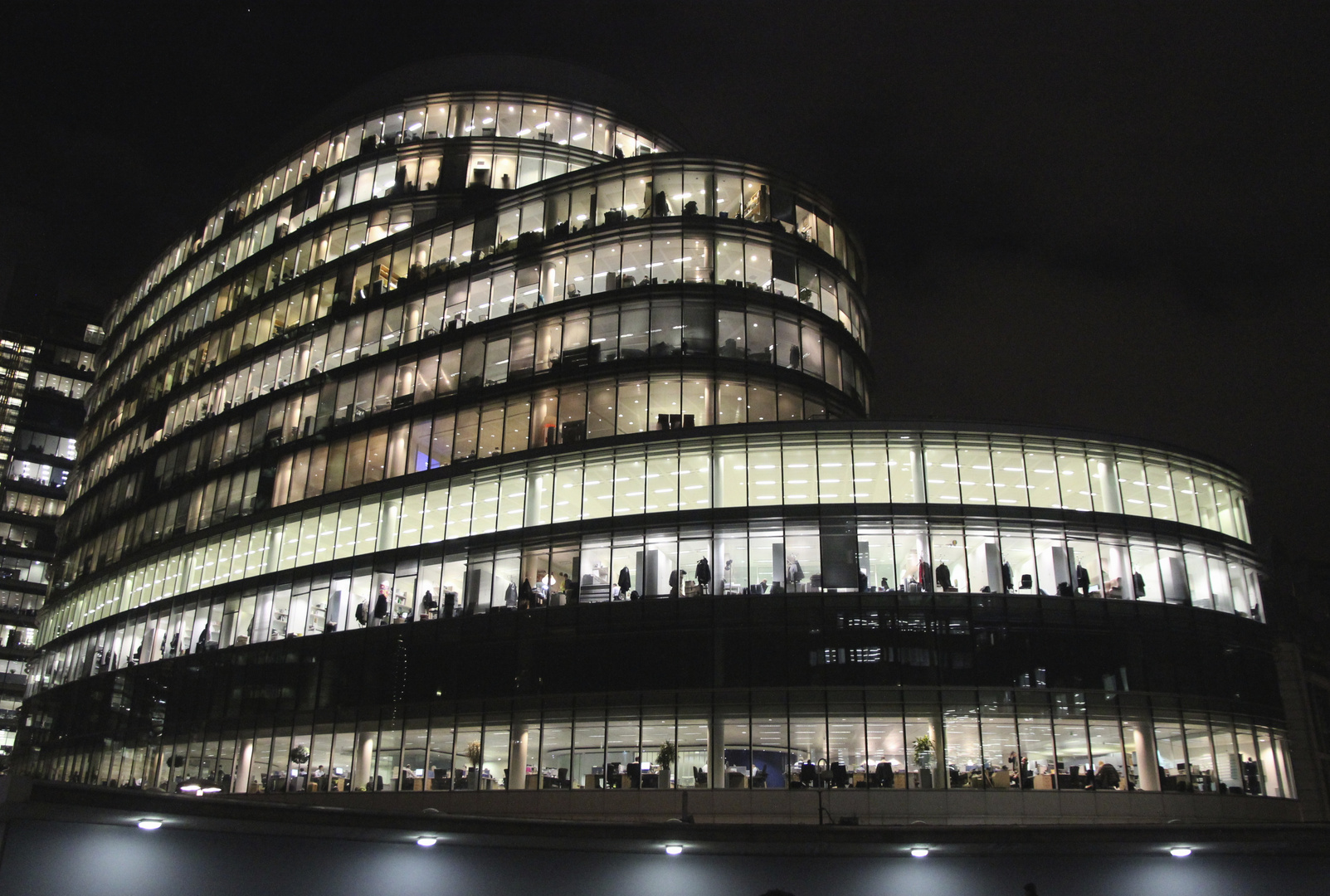Londoner Bürohaus bei Dunkelheit