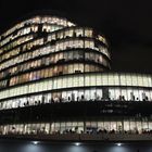 Londoner Bürohaus bei Dunkelheit