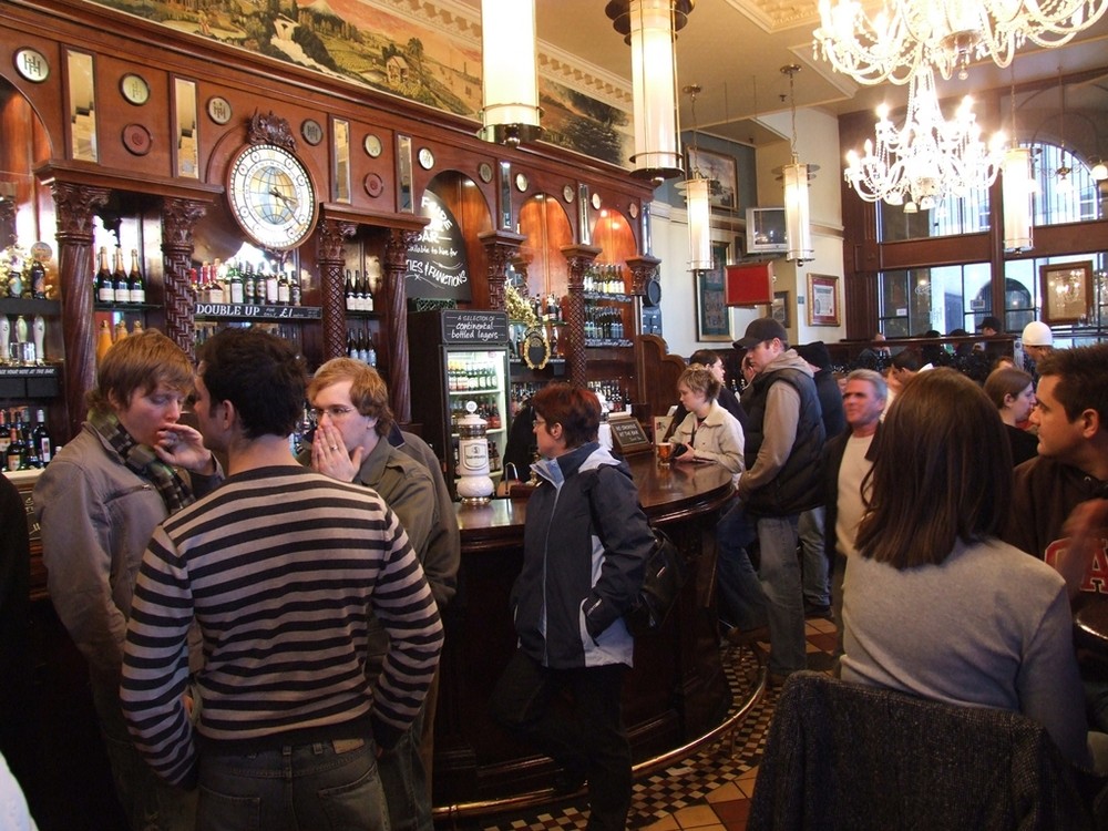 Londoner Pub an der Themse