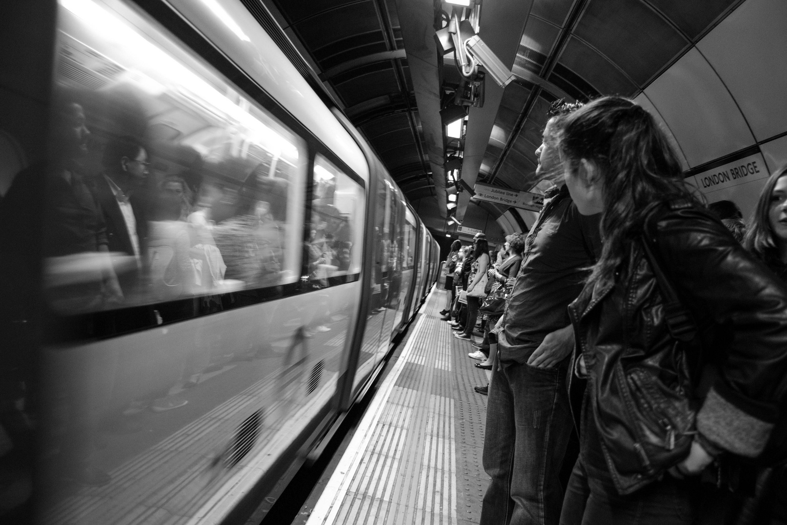 Londoner U-Bahn fährt ein