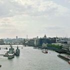 Londons Themse von der Tower Bridge 