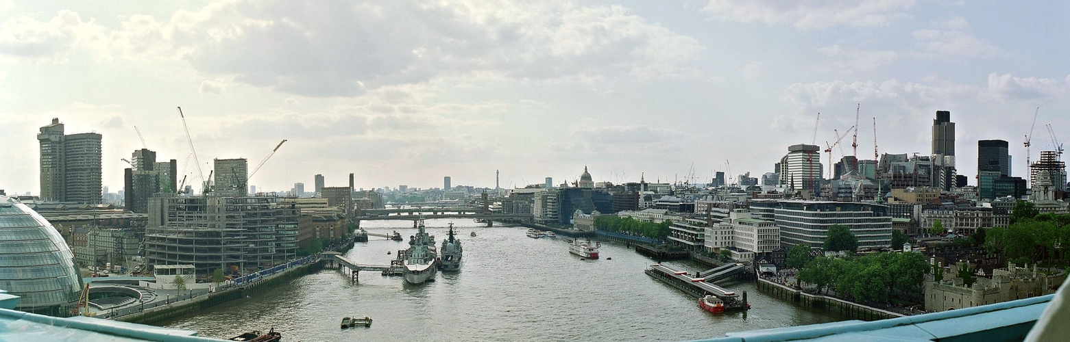 Londons Themse von der Tower Bridge 