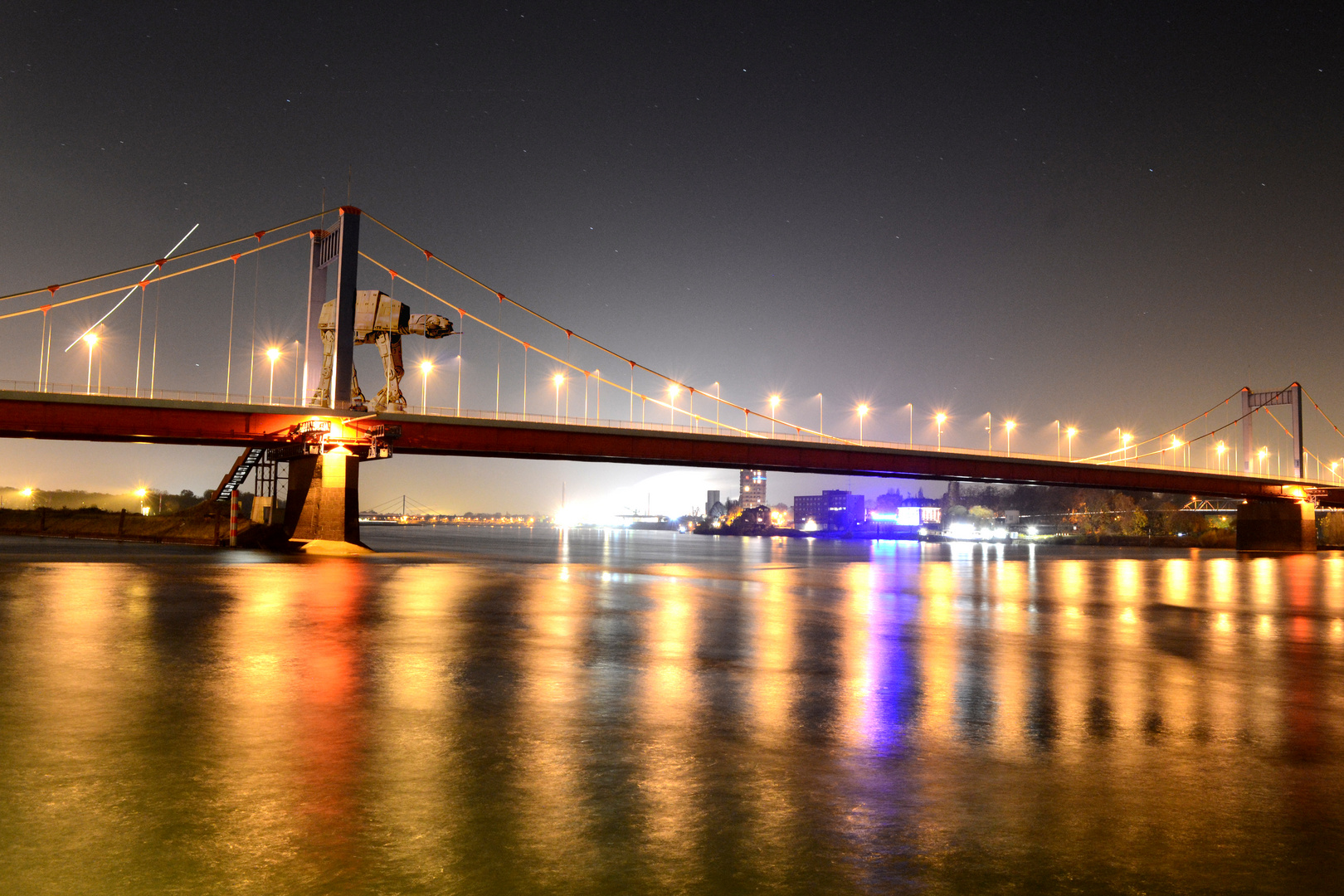 "Lonely Walker" Friedrich-Ebert-Brücke bei Nacht.