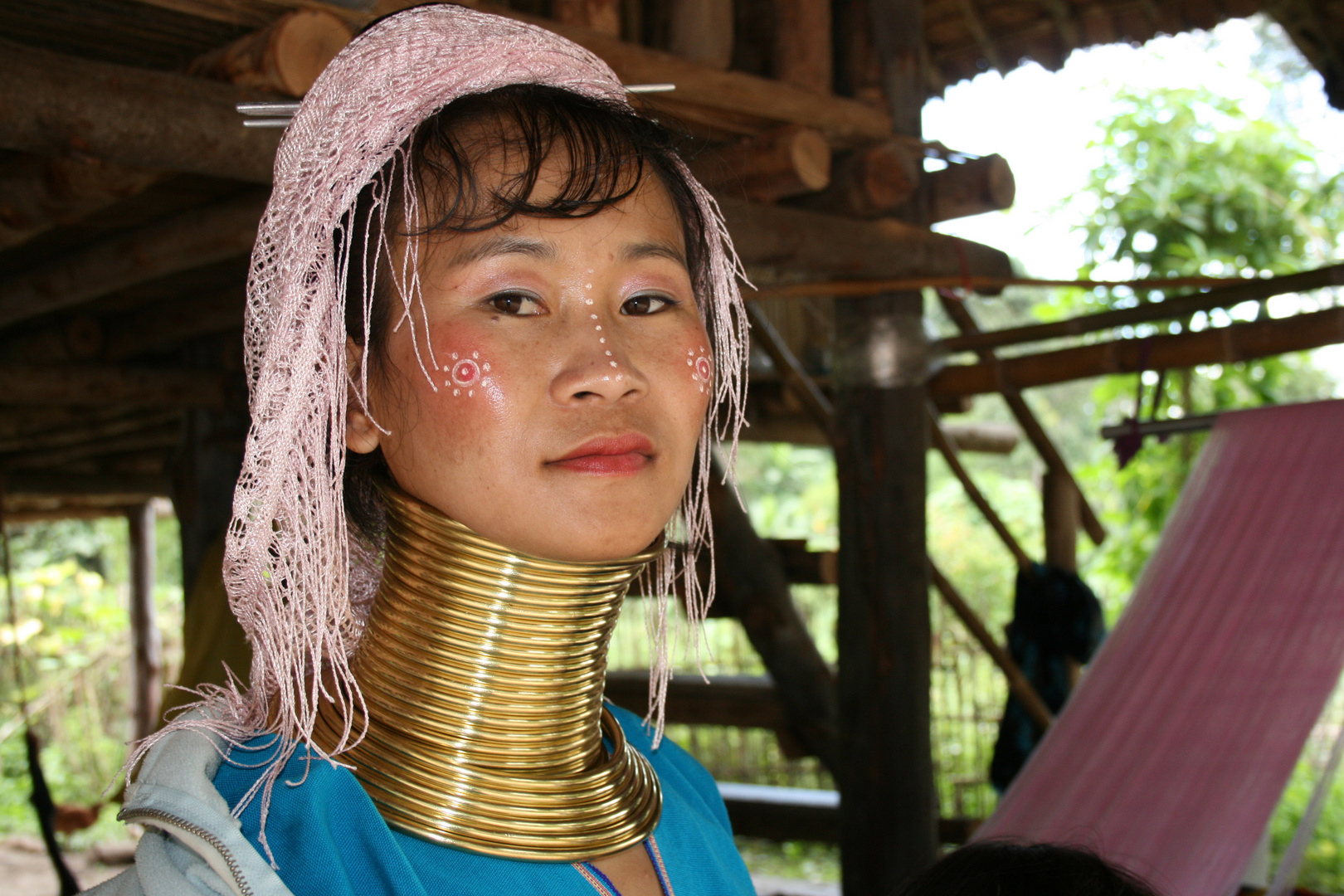 Long Neck Frau in einem Dorf nahe Chiang Mai