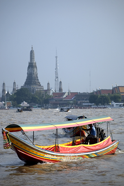 Longboat auf dem Chao Phraya