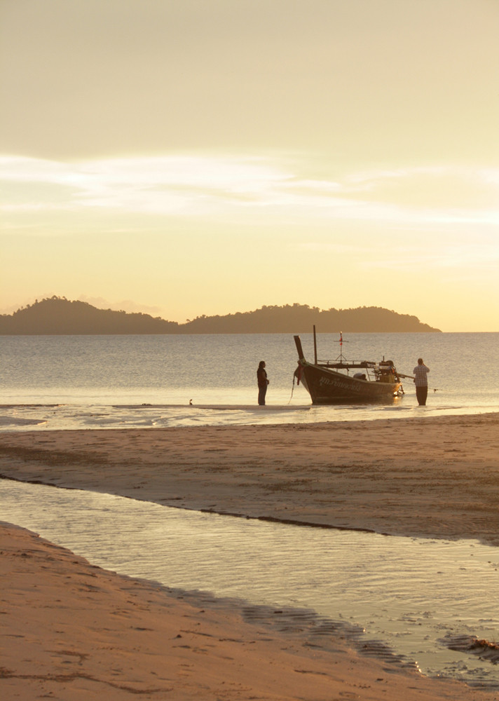 Longtail-Boat im Abendlicht am Strand von Koh-Muk (Thailand)