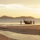 Longtail-Boat im Abendlicht am Strand von Koh-Muk (Thailand)