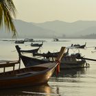 Longtail-Boote im Abendlicht