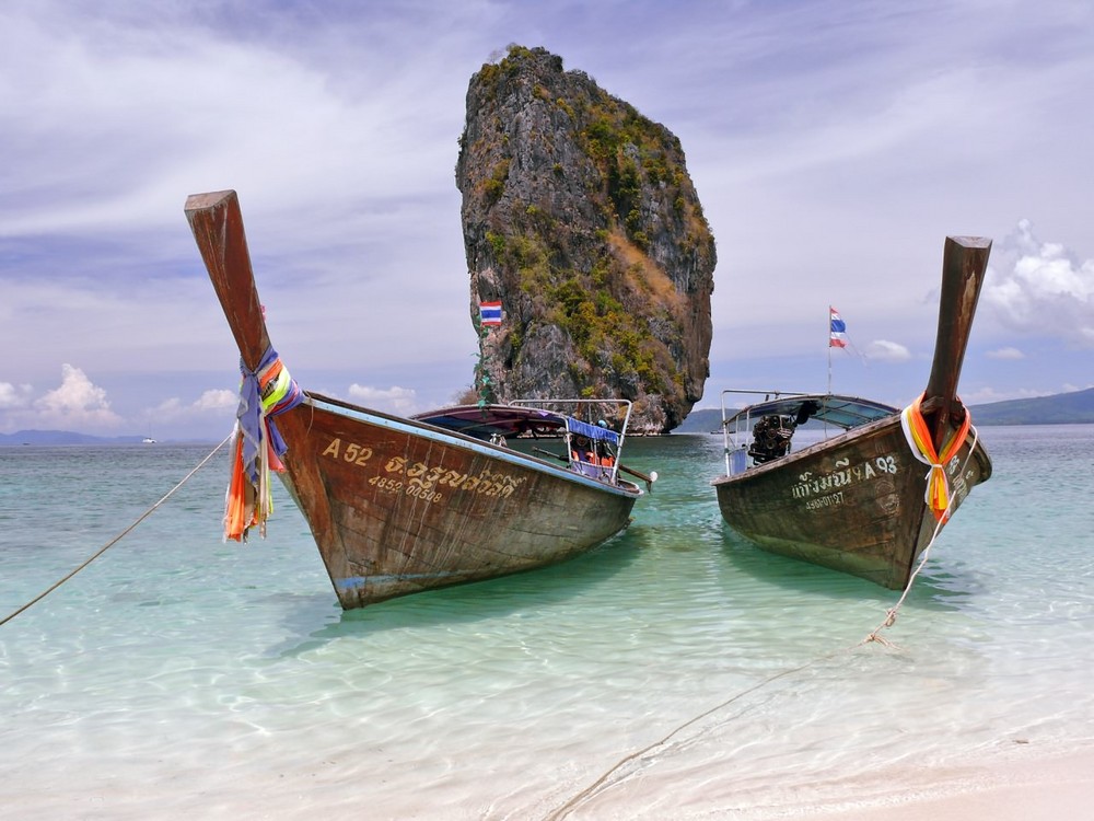 Longtail Boote vor Poda Island