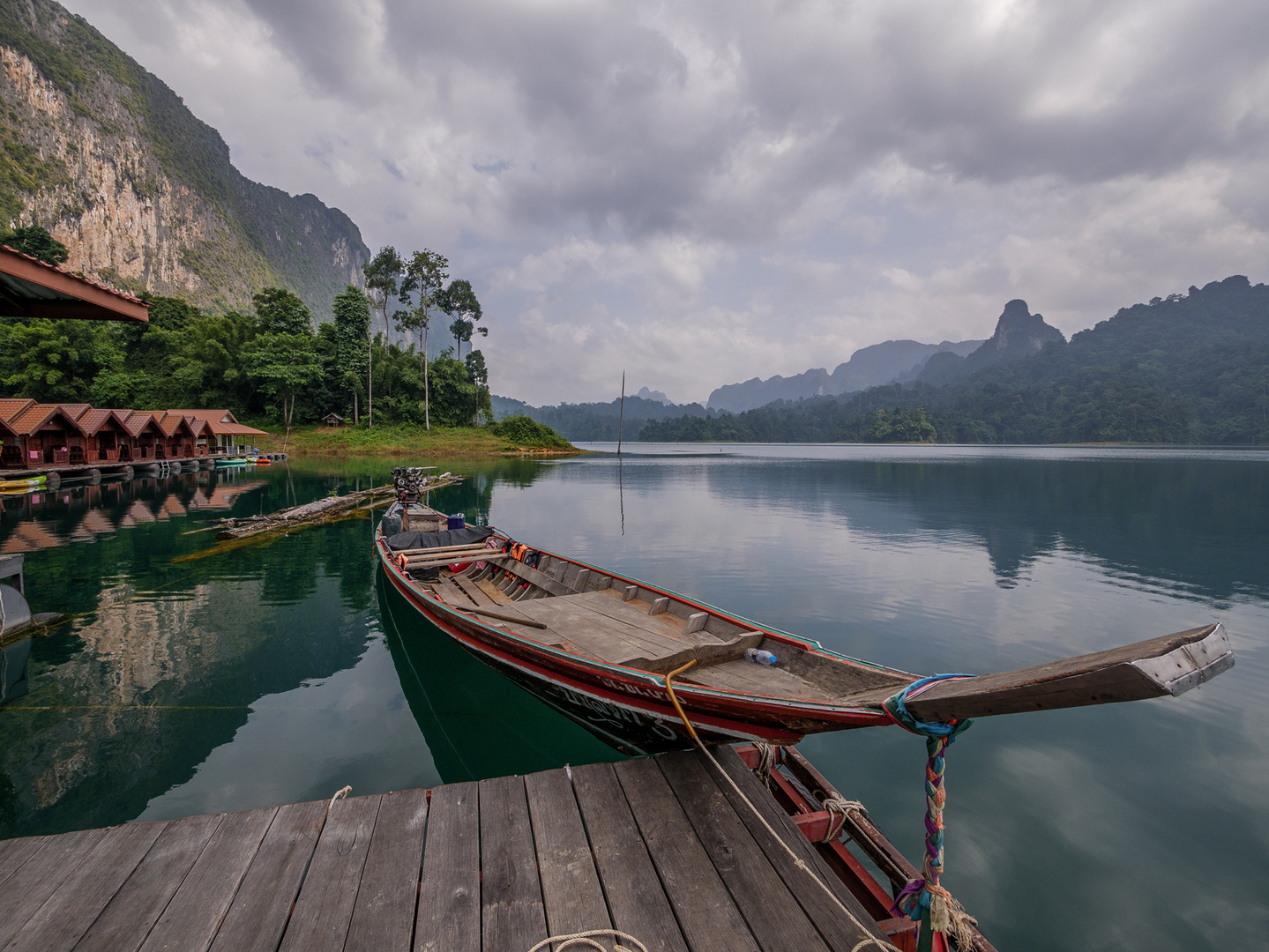 Longtailboat auf dem Cheow Lan Lake