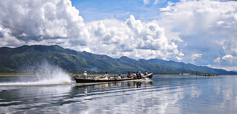 "Longue queue" sur le lac Inle