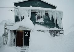 Longyearbyen - Haus im Eis