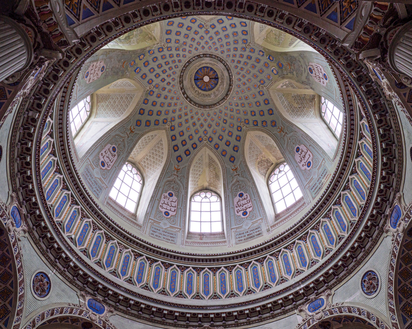 Look up! Gartenmoschee. Schwetzingen.