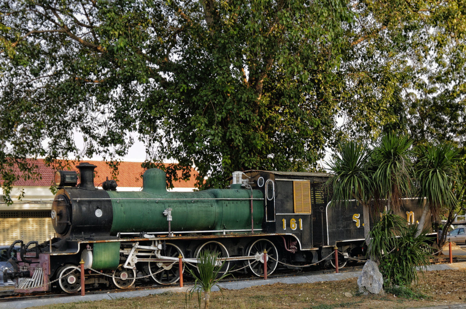 Lopburi - Historische Dampflok auf dem Bahnhofsvorplatz