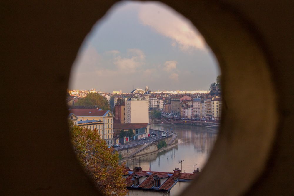 L'Opéra de Lyon par le trou de la lorgnette