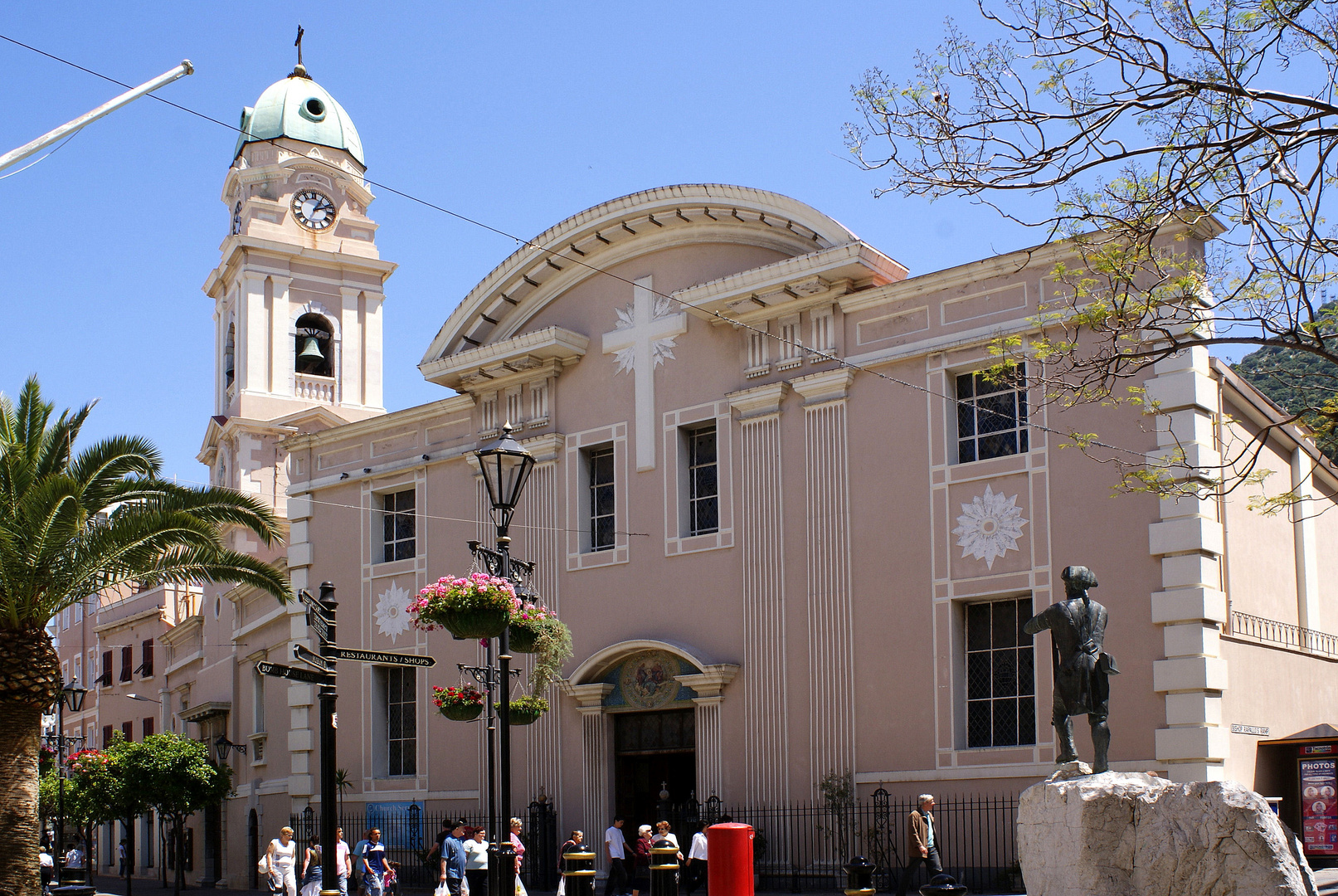 Lord Nelson vor der Kirche