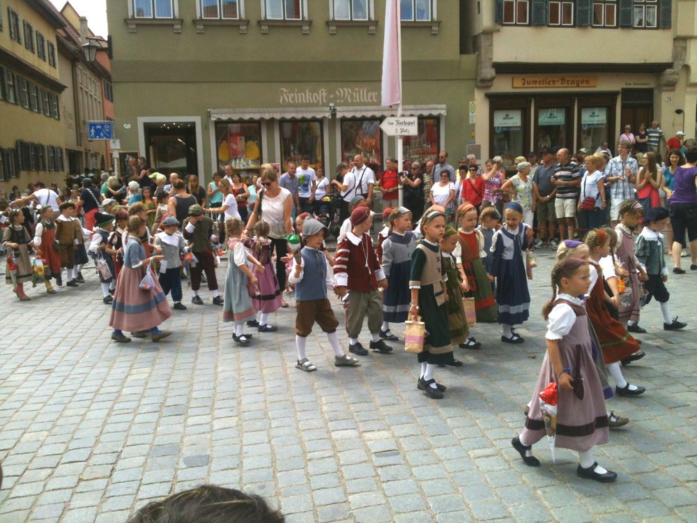 Lorekinder werden während des Festzuges beschenkt