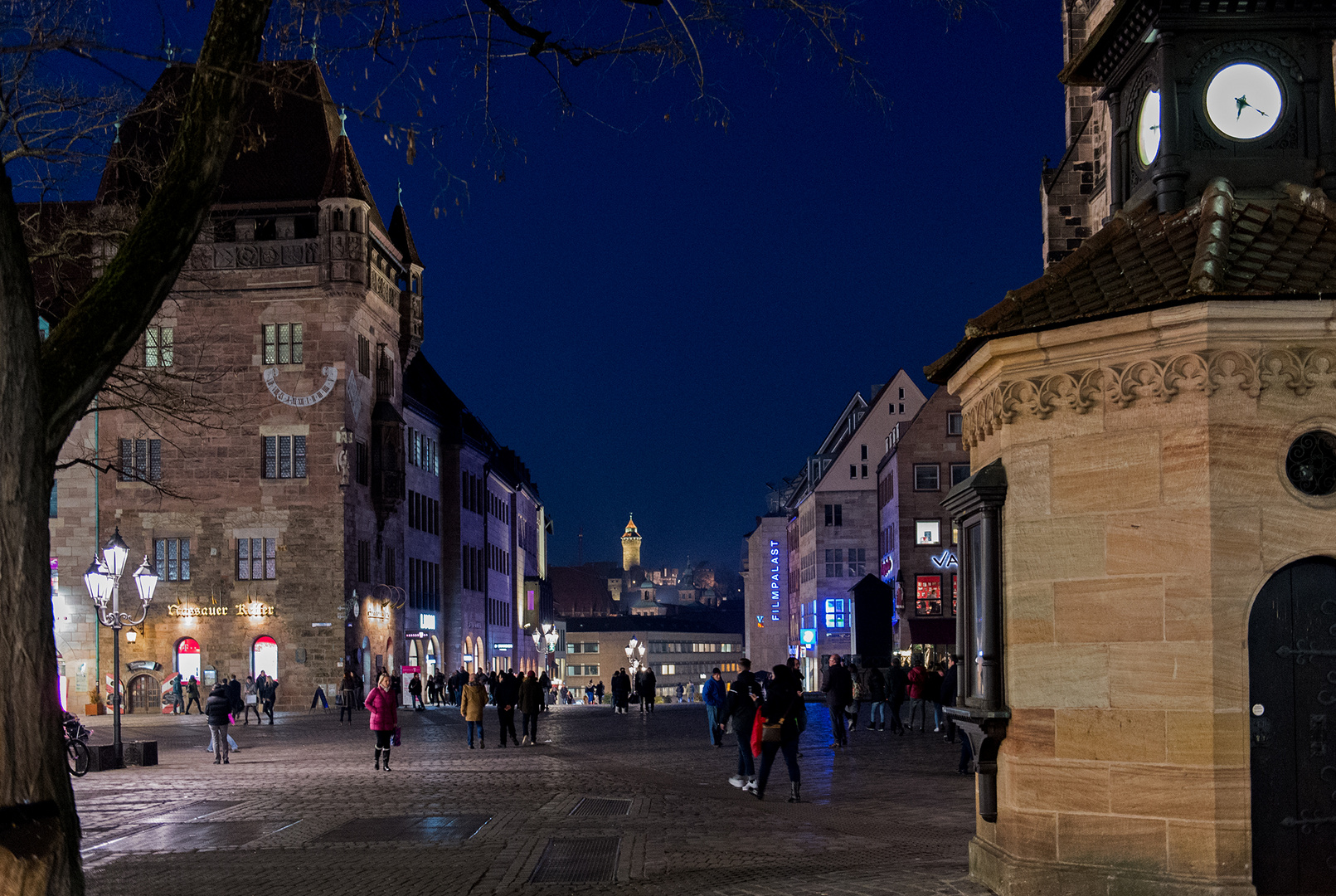 Lorenzer Platz bei Nacht