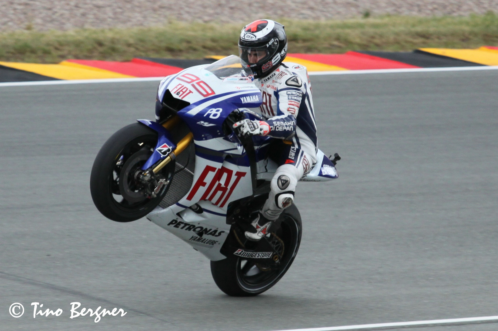 Lorenzo`s Wheelie (Teil1) beim Moto GP 2010am Sachsenring