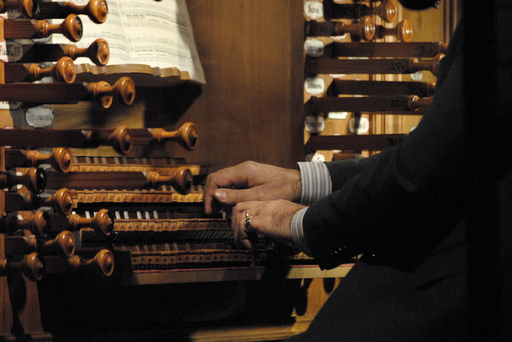 L'organista, le sue mani: musica sublime