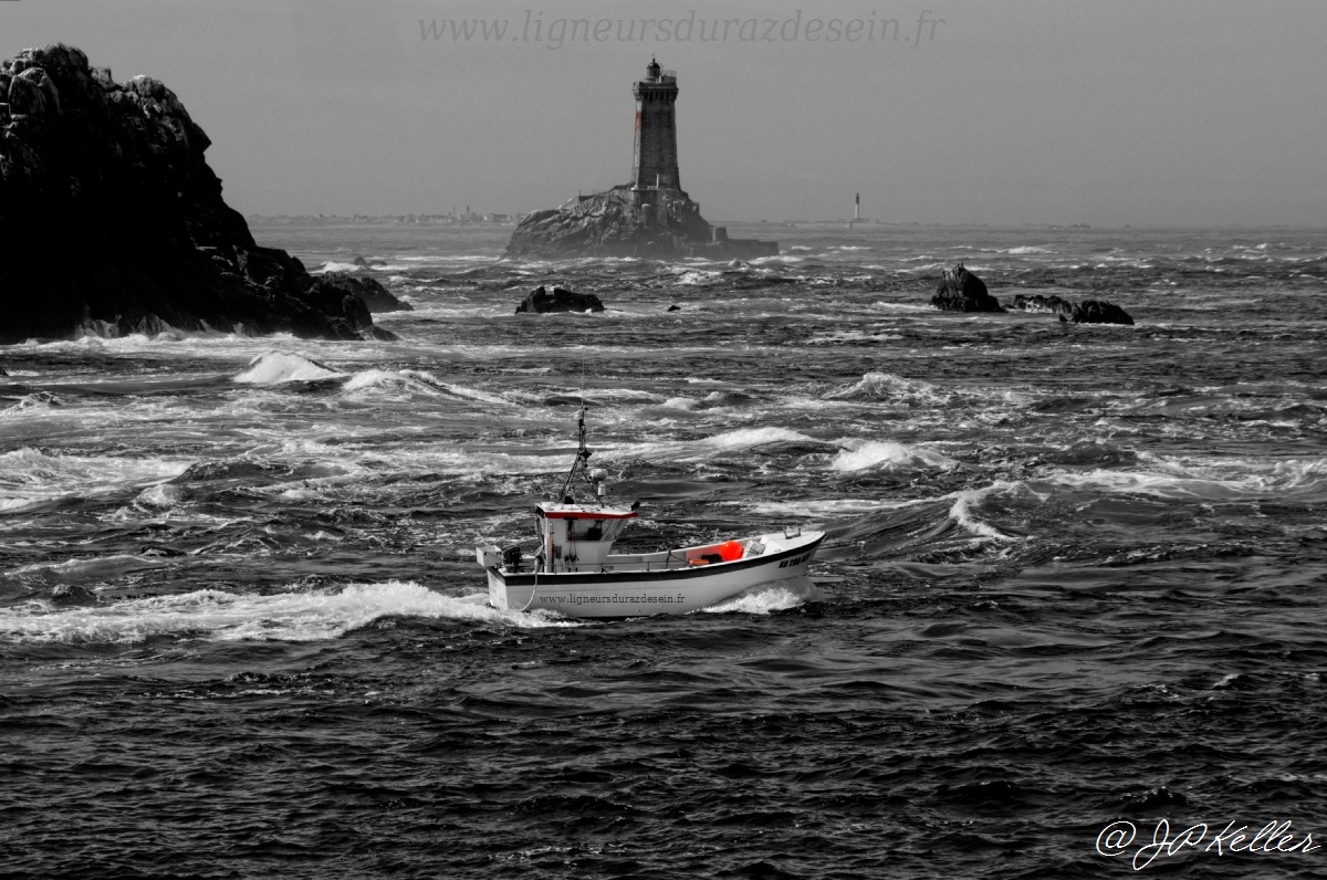 LORMICA | Pêcheur de bar | ligneur du Raz de Sein | Phare de la Vieille | POINTE DU RAZ