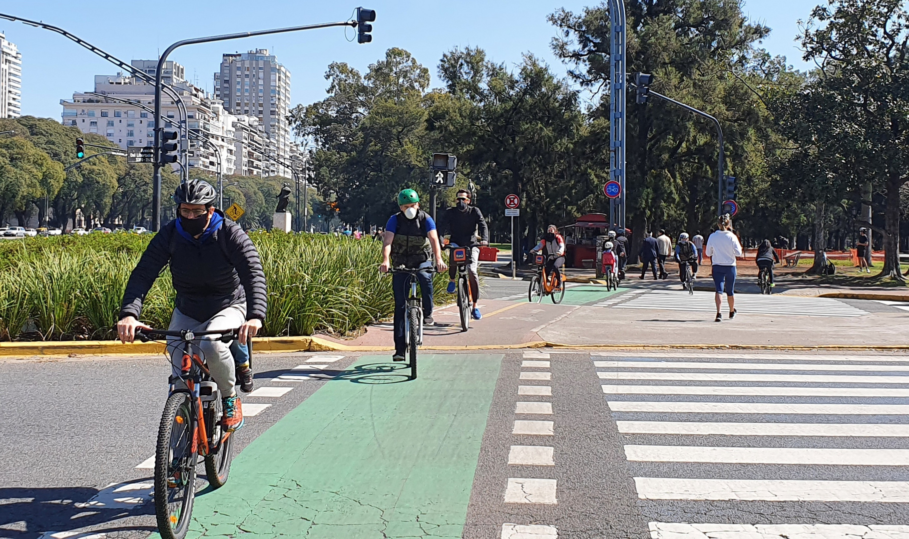 ...LOS CICLISTAS PRIMERO ....