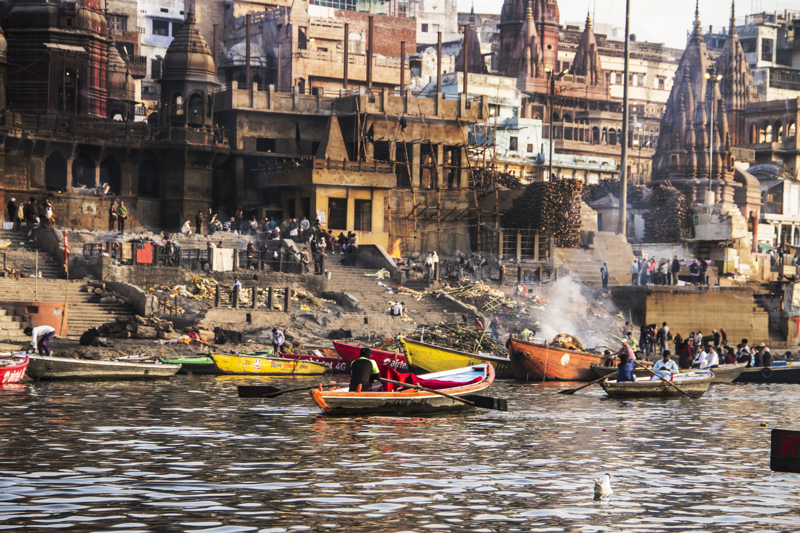 Los colores de la vida y la muerte en el rio sagrado