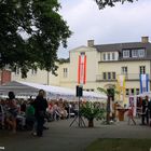 Los ging es mit der Heiligen Messe mit über 400 Gästen im Innenhof des Klosters.