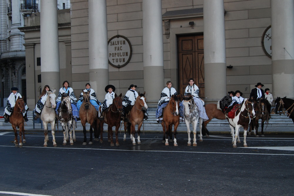 los jinetes de la agrupacion juvenil frente a la catedral de buenos aires