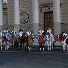 los jinetes de la agrupacion juvenil frente a la catedral de buenos aires