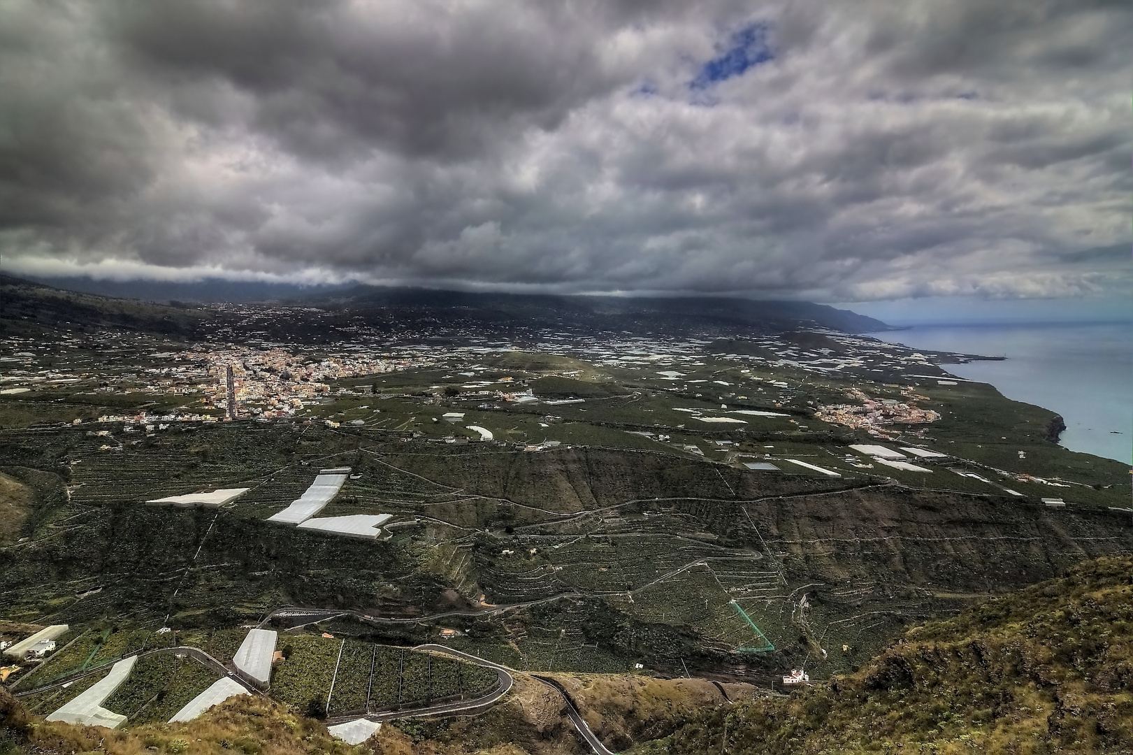 Los Llanos unter dunklen Wolken