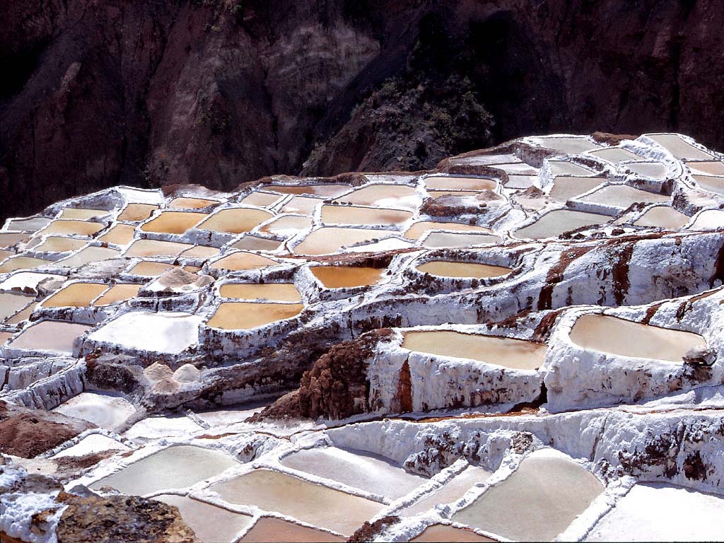 Los miles de pozas de las salinas forman espectaculares andenes.