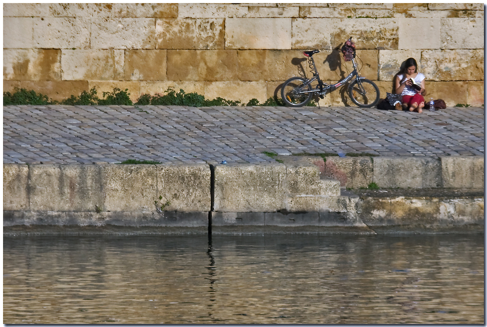 Los pies al sol a la orillita del Guadalquivir