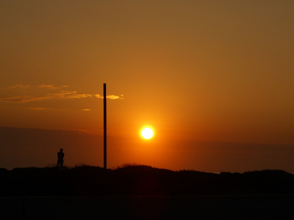 los primeros rayos del sol al iniciar el dia